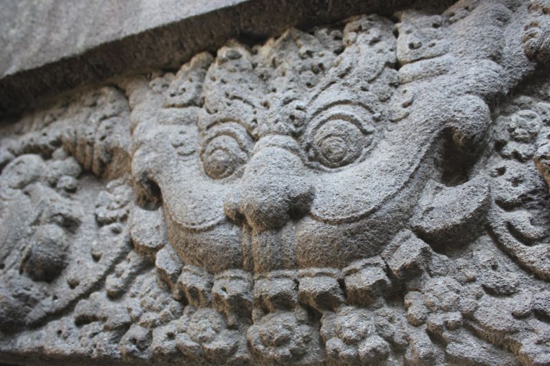Sculpture du chat d'Alice à Prambanan
