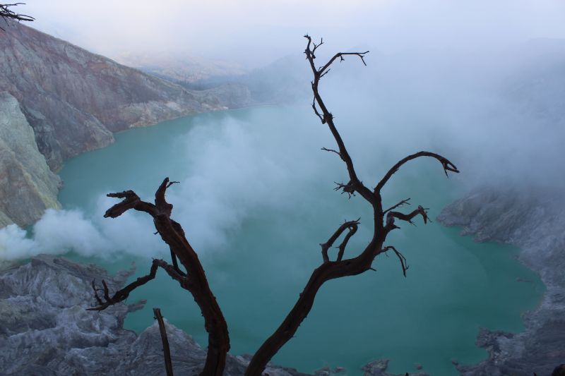 Lac vert dans le cratère de l'Ijen