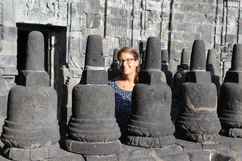 Emma sur le temple de Prambanan